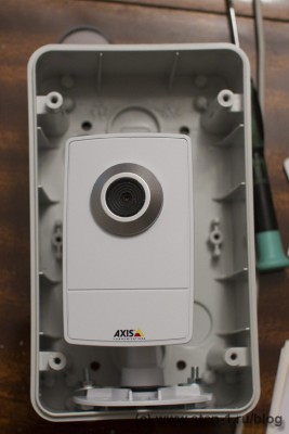 Камера Axis M1011 в открытом влагостойком кожухе