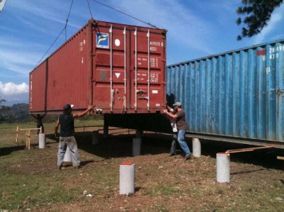 Установка контейнера на фундаментные столбы