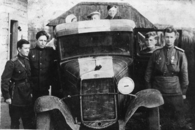 Советские офицеры возле полуторки