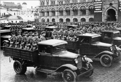 Парад в Москве - пехота на ГАЗ-АА