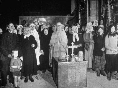 Священик служит заупокойную мессу в честь советских воинов