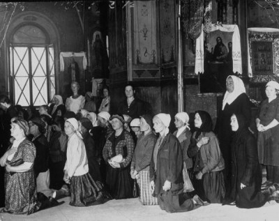 Верующие в храме. Осень 1941 года