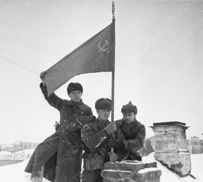 Солдаты водружают флаг в освобожденном Калинине 26 декабря 1941 года.