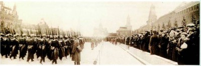 Москвичи смотрят на парад 7 ноября 1941 года