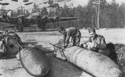 Подготовка бомб к загрузке в самолет