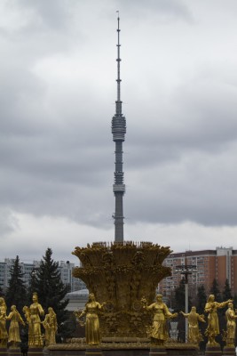 Фонтан Дружбы народов на ВДНХ (ВВЦ) на фоне Останкинской башни